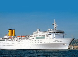 Costa Allegra na holu. Ciągnie go francuski statek rybacki