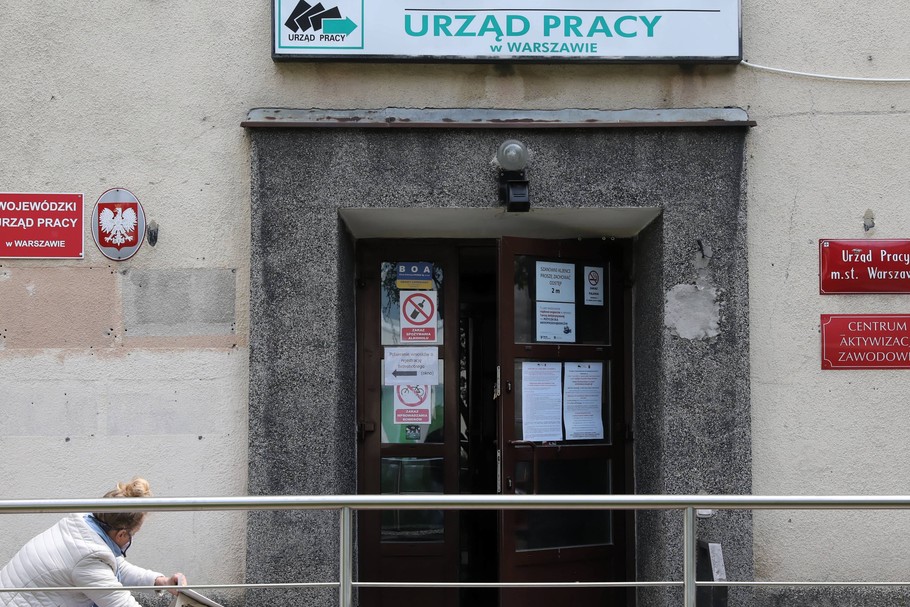 Urzędy pracy mają ostatnio dużo pracy - nie tylko rejestrują nowych bezrobotnych, ale i obsługi wnioski firm o pomoc