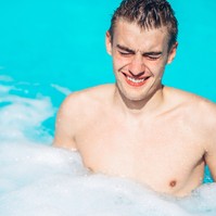 Bőrgyulladás, veseelégtelenség, hasmenés: ezt okozza a Balatonba vizelés
