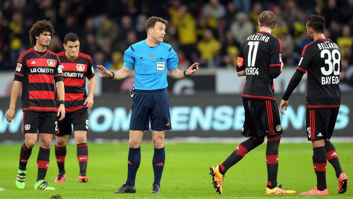 Nietypowa sytuacja miała miejsce w hicie kolejki Bundesligi Bayer – Borussia (0:1). Chwilę po bramce sędzia Felix Zwayer przerwał mecz, bo trener gospodarzy: Roger Schmidt nie chciał opuścić murawy po tym, jak został wyrzucony na trybuny. Komentujący spotkanie w Eurosporcie 2 Tomasz Hajto nie pozostawił suchej nitki na arbitrze.