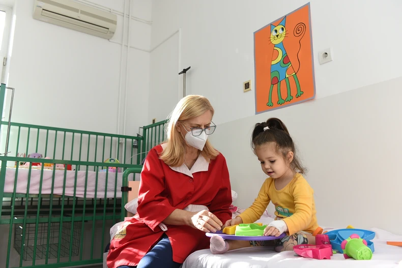 Vaspitačica Dragana Milić svakodnevno se trudi da mališanima uz igru lakše prođu bolnički dani 