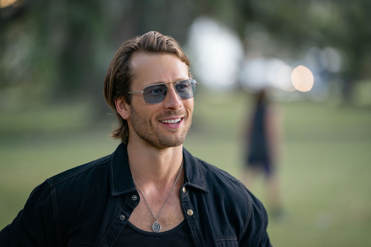 Glen Powell jako Gary Johnson w filmie "Hit Man"