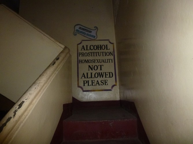 ...ale porządek musi być! Hotel w Malindi nie życzy sobie niestosownych zachowań.