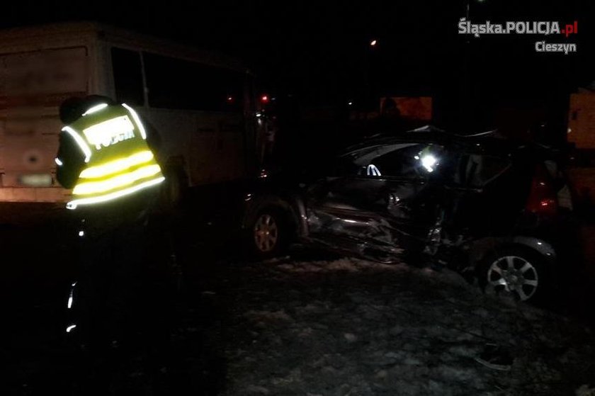 Śmierć na drodze - autobus zmiażdżył auto