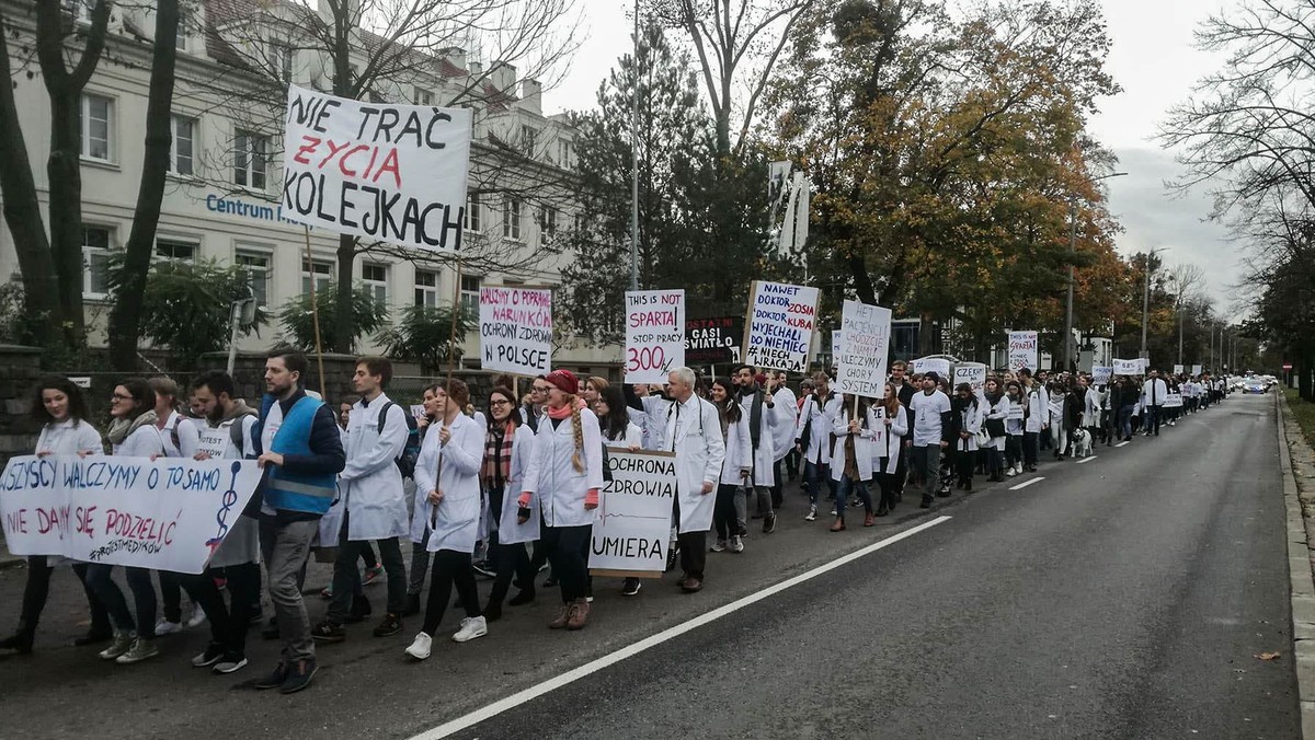 Kilkaset osób przemaszerowało dzisiaj główną arterią w mieście, domagając się wzrostu nakładów na służbę zdrowia. - Nie chcemy pustych obietnic ze strony rządu, chcemy konkretów - mówili w rozmowie z Onetem organizatorzy dzisiejszego protestu.