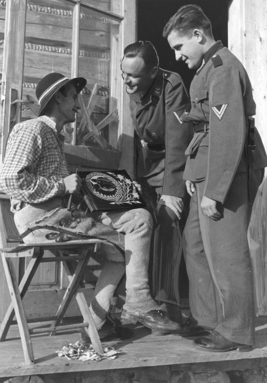 Żołnierze niemieccy rozmawiają z rzeźbiarzem w Zakopanem