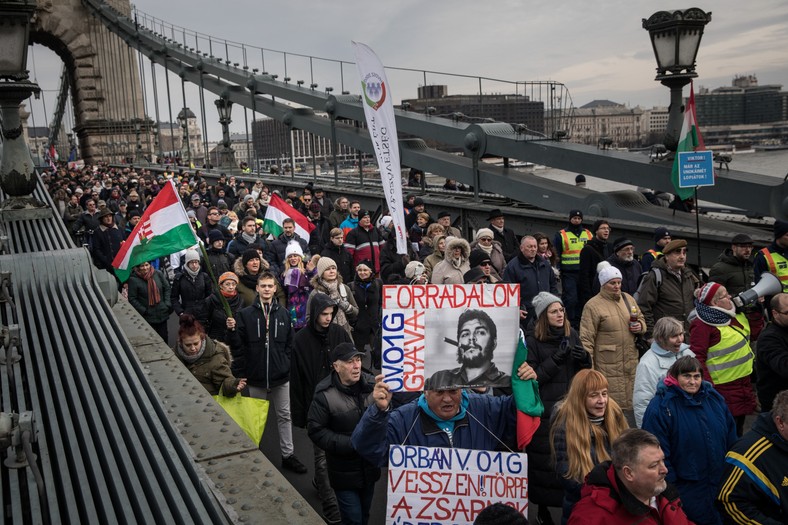 Węgrzy protestujący przeciwko środkom legislacyjnym wprowadzonym przez premiera Węgier Viktora Orbana, Budapeszt, 19 stycznia 2019 r. 