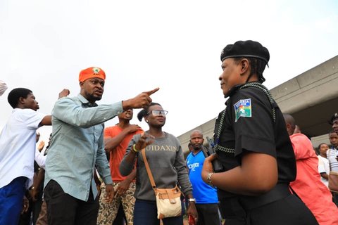 A RevolutionNow protester challenges a police officer during a demonstration in Surulere, Lagos on Monday, August 5, 2019 [Sahara Reporters]