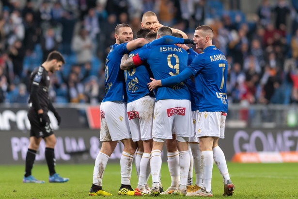 Piłkarze Lecha Poznań cieszą się z gola podczas meczu Ekstraklasy z Górnikiem Zabrze