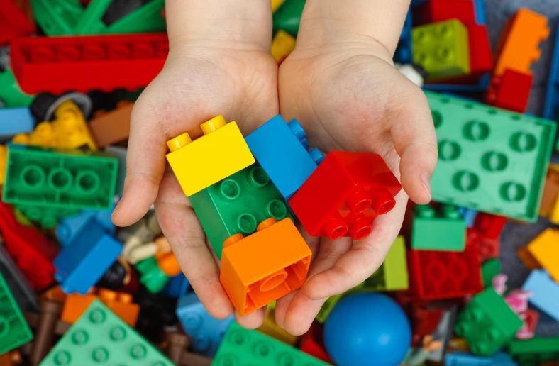 Zabawka edukacyjna dla 2-latka – popularne klocki