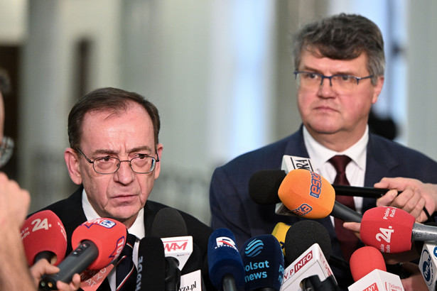 Posłowie PiS Mariusz Kamiński (L) i Maciej Wąsik (P) podczas konferencji prasowej w Sejmie w Warszawie
