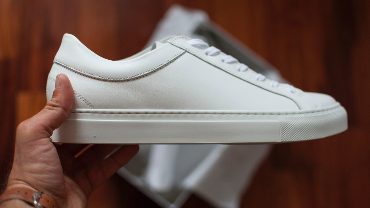 Jak wyczyścić białe buty, żeby wyglądały jak nowe? Wystarczą dwa składniki