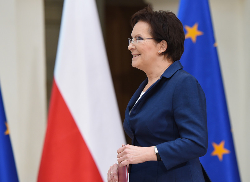 TOMASZ SIEMONIAK - wicepremier i minister obrony; JANUSZ PIECHOCIŃSKI - wicepremier i minister gospodarki; JOANNA KLUZIK-ROSTKOWSKA - minister edukacji; MAŁGORZATA OMILANOWSKA - minister kultury; LENA KOLARSKA-BOBIŃSKA - minister szkolnictwa wyższego i nauki; WŁADYSŁAW KOSINIAK-KAMYSZ - minister pracy i polityki społecznej; MAREK SAWICKI - minister rolnictwa; WŁODZIMIERZ KARPIŃSKI - minister skarbu państwa; ANDRZEJ BIERNAT - minister sportu; MACIEJ GRABOWSKI - minister środowiska; BARTOSZ ARŁUKOWICZ - minister zdrowia; JACEK CICHOCKI - szef Kancelarii Prezesa Rady Ministrów; TERESA PIOTROWSKA - minister spraw wewnętrznych; ANDRZEJ HALICKI - minister administracji i cyfryzacji; MATEUSZ SZCZUREK - minister finansów; GRZEGORZ SCHETYNA - minister spraw zagranicznych; MARIA WASIAK - minister infrastruktury i rozwoju; CEZARY GRABARCZYK - minister sprawiedliwości.