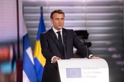 Wojskowi straszą Macrona wojną domową