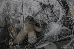 Niezwykłe odkrycie fotoblogera. Zobacz tajemnice cmentarzyska samochodów pod Warszawą. ZDJĘCIA