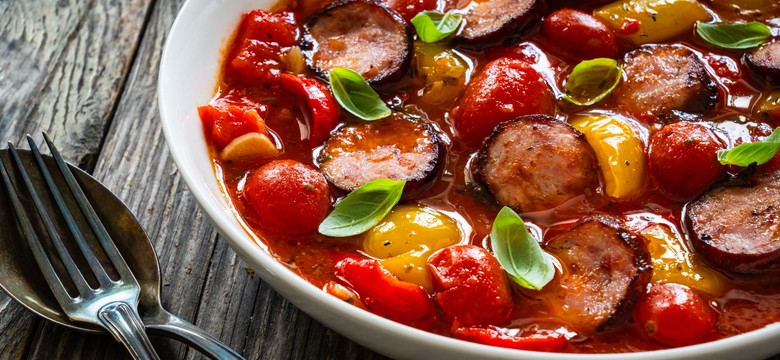 Pyszny, tani i szybki obiad. Podajemy przepis, Ty gotujesz. Dziś leczo z kiełbasą