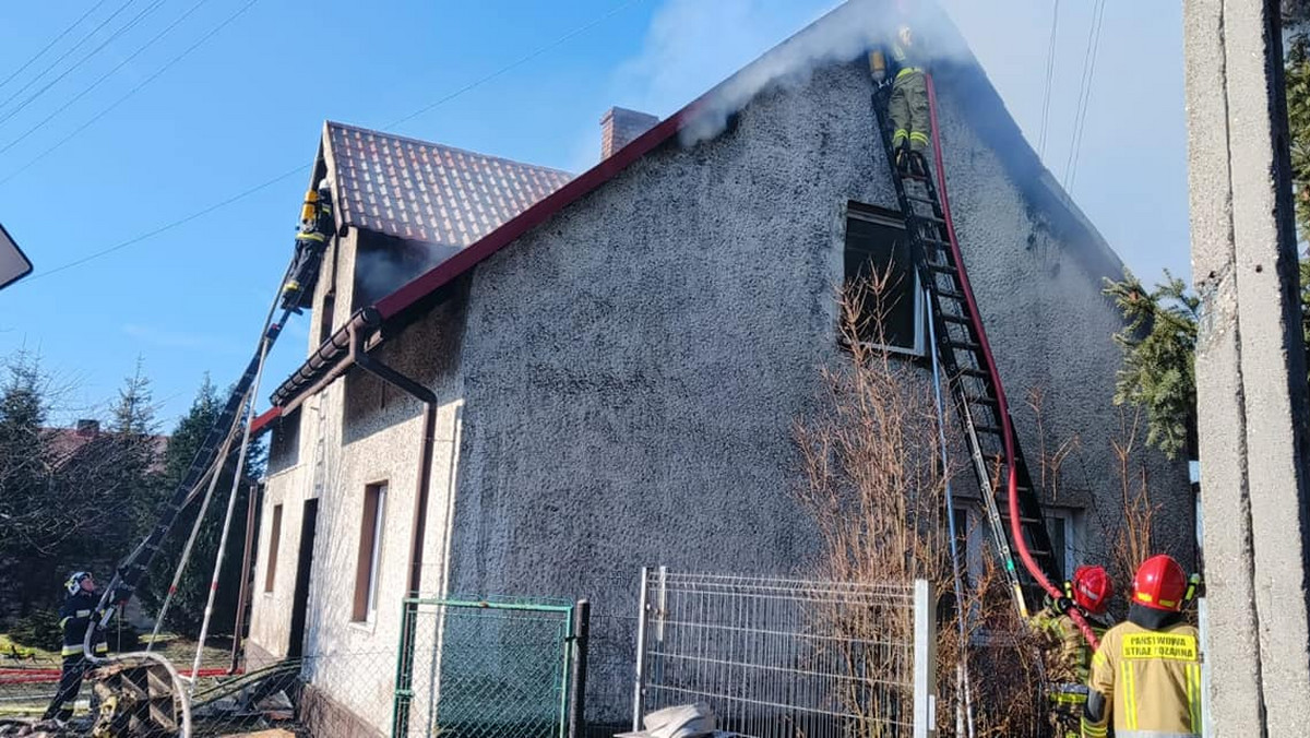 Pożar domu jednorodzinnego. Ewakuowano uczniów z pobliskiej szkoły