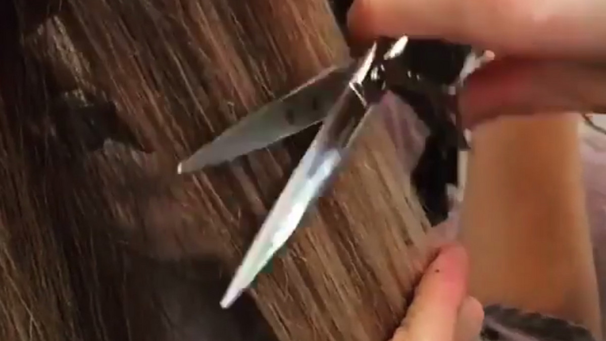 Hair dusting czyli "odkurzanie włosów" to prosta metoda obcinania zniszczonych końcówek włosów, bez skracania fryzury. Spodoba się więc tym z was, które właśnie są na etapie zapuszczania włosów. Na czym polega hair dusting?