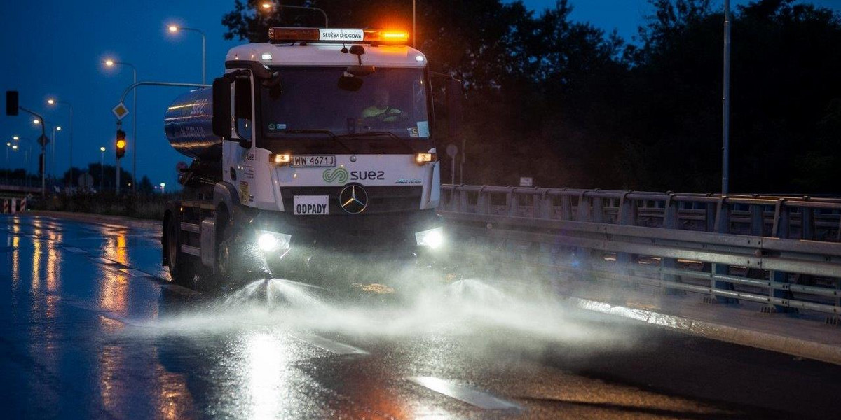 Wodą z basenu umyli praskie ulice