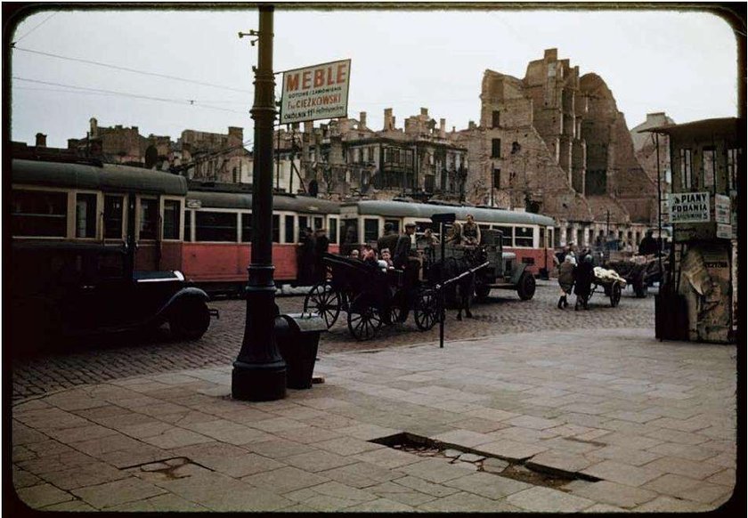 Zburzona Warszawa w kolorze. Niesamowite zdjęcia i film