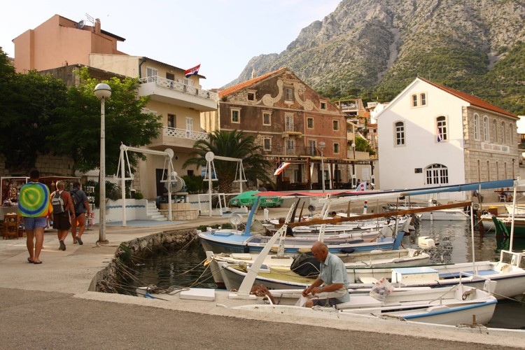 Urokliwe zakątki miasteczka Igranie leżącego na Wybrzeżu Makarskim na Chorwacji.