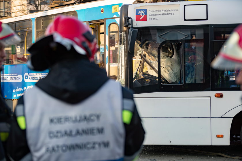 Wypadek w Szczecinie. Autobus zderzył się z tramwajem. Są ranni