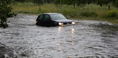 Powódź błyskawiczna i zalane samochody w Sosnowcu. Silna burza nadciąga nad Warszawę. FILMY i ZDJĘCIA