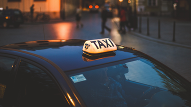 wyzywała i "odsyłała" z polski taksówkarza. radna ko usłyszała zarzuty