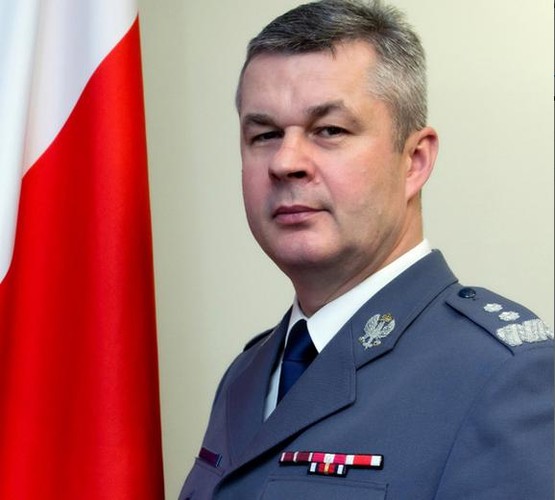 <strong>38. Marek Działoszyński, komendant główny policji, pierwszy raz w rankingu</strong>
<br></br>
Policjanci mówią: „Wreszcie zwierzchnikiem został ktoś, kto wygląda jak policjant i zachowuje się jak policjant”. Jak przyznaje sam komendant, jego zadaniem jest toczenie wojny – przede wszystkim o spokój obywateli. W pierwszej kolejności skupił się na walce o bezpieczeństwo na drogach. Efekty już widać: zatrzymywanych jest znacznie więcej piratów drogowych, a liczba ofiar wypadków spada. Działoszyńskiego cieszy widoczna poprawa, ale w jego opinii nadal jest ona niewystarczająca. Cel na najbliższy rok? Przeciwdziałanie cyberprzestępczości.
<br></br>
PSŁ
<br></br>