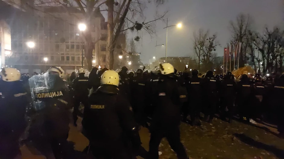 Policija udaljila okupljene