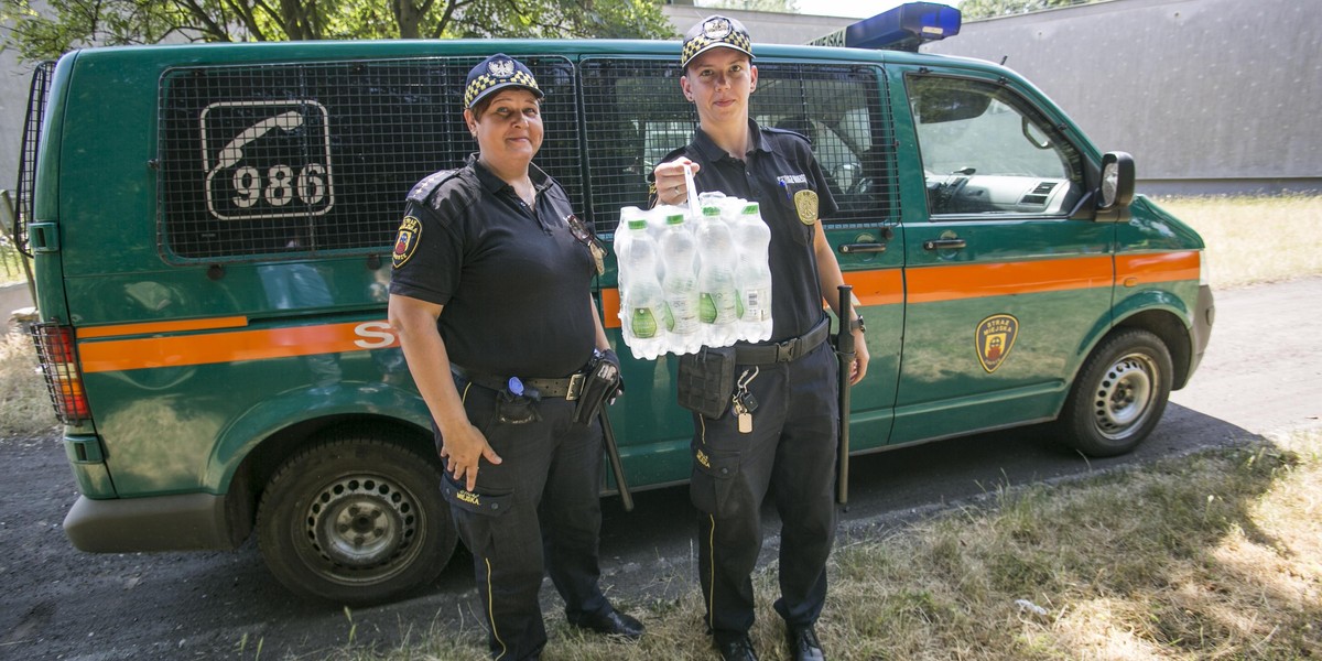 Strażnicy z Zabrza rozdają ludziom wodę