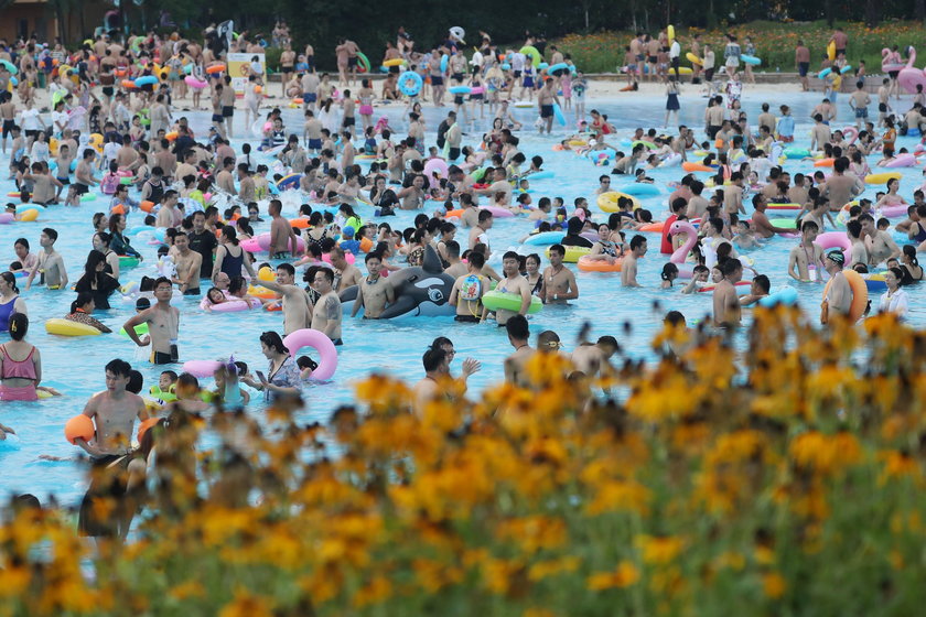 Narzekasz na tłumy na plażach? Spójrz na to, co działo się na basenie w Chinach