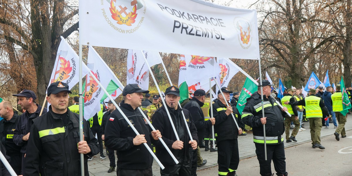 Warszawa, 09.11.2022. Manifestacja służb mundurowych przed Kancelarią Premiera w Warszawie. Policjanci, strażacy, pogranicznicy i celnicy protestują przeciw zbyt niskim wynagrodzeniom i emeryturom.