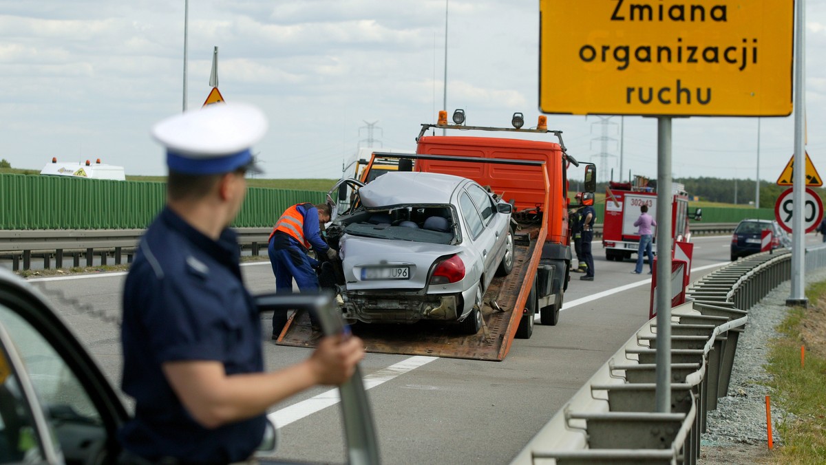 Kierowcy wracający z długiego czerwcowego weekendu powinni pamiętać, że od soboty będzie obowiązywać nowy taryfikator punktów karnych. Po zmianie przepisów m.in. sześć punktów będzie można dostać za przewóz dziecka bez fotelika, pięć - za rozmowę przez telefon komórkowy.