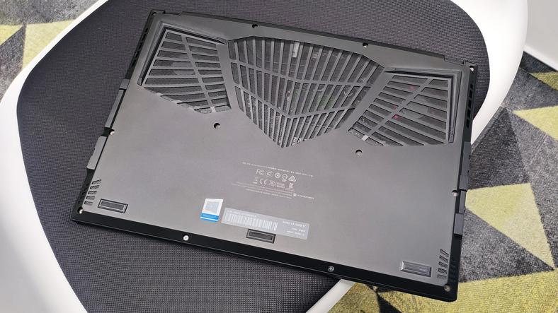 Gigabyte AERO 15 OLED (YC) – spód laptopa