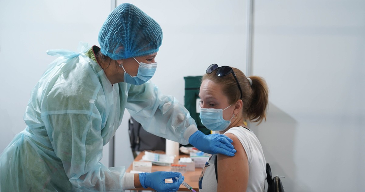 Czas na piątą dawkę szczepionki? Włosi już ją rekomendują