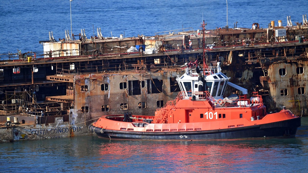 ITALY TRANSPORT COSTA CONCORDIA  (Costa Concordia's last journey)