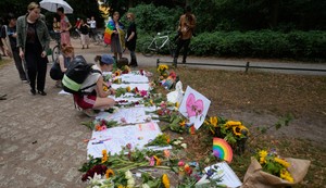 Odavanje počasti žrtvama terorističkog napada tokom održavanja Parade ponosa, Berlin