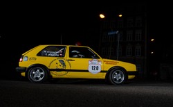 Żółty volkswagen golf powrócił do nas. Teraz ratuje życie dzieci