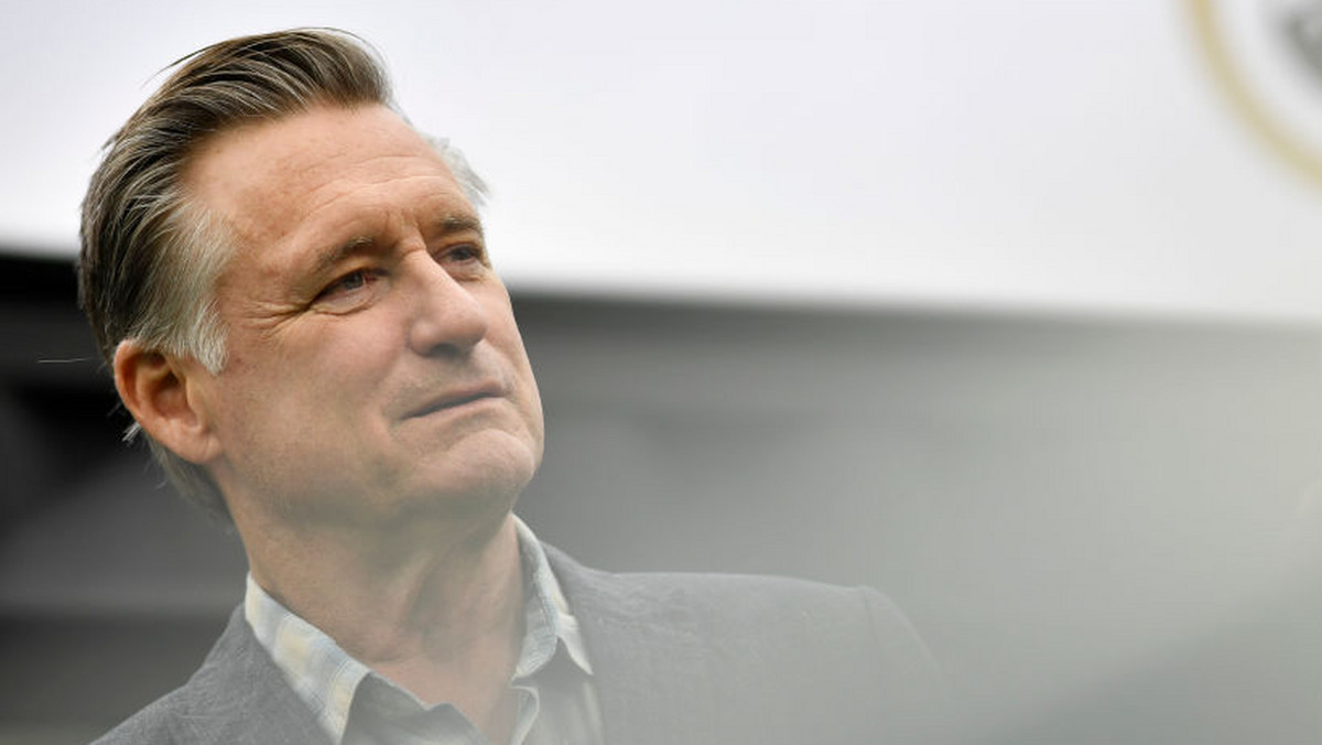 Bill Pullman zastąpi w filmie "Zimna Gra" Williama Hurta. Aktor uległ niefortunnemu wypadkowi w czasie wolnym, kilka dni po rozpoczęciu zdjęć. Musiał zrezygnować z udziału w filmie.