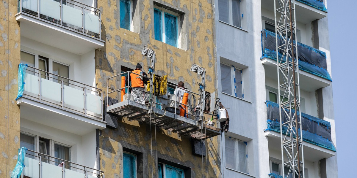 "Celem programu jest poprawa jakości powietrza, zmniejszenie emisji pyłów i gazów cieplarnianych poprzez wymianę indywidualnych źródeł ciepła oraz poprawa efektywności energetycznej w lokalach mieszkalnych znajdujących się w wielorodzinnych budynkach.