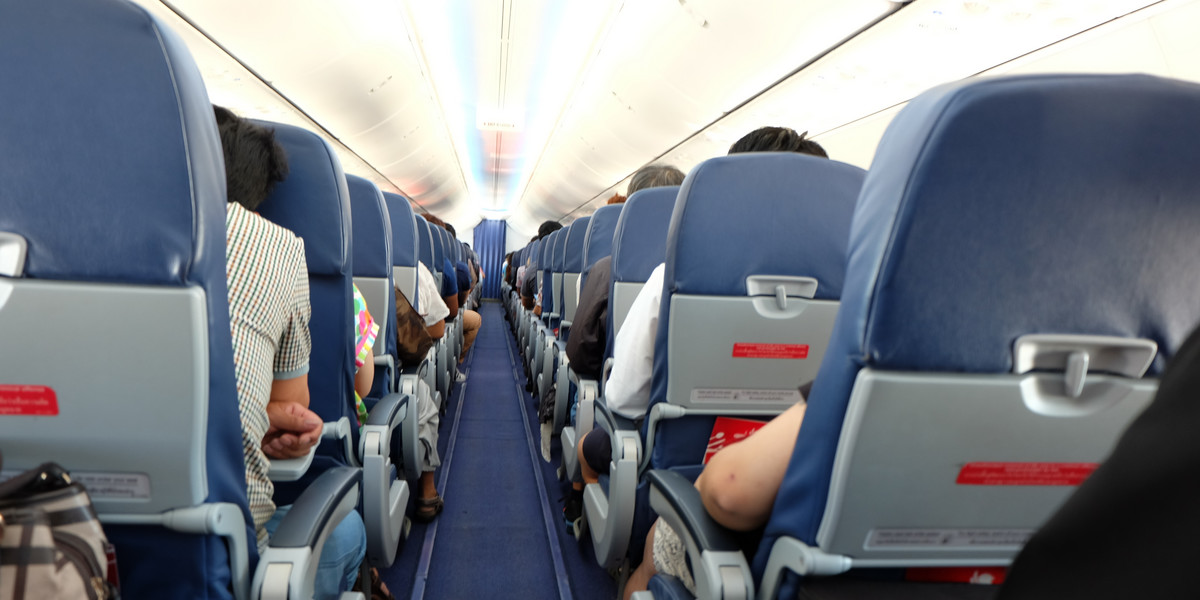 Doświadczona stewardesa wyjaśnia podstawowe zasady zachowania na pokładzie samolotu. 