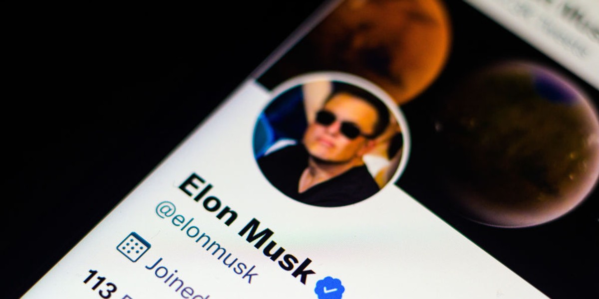 Blogerka Jane Wong zauważyła, że algorytm Twittera wyraźnie wskazuje, czy tweeta napisał Musk