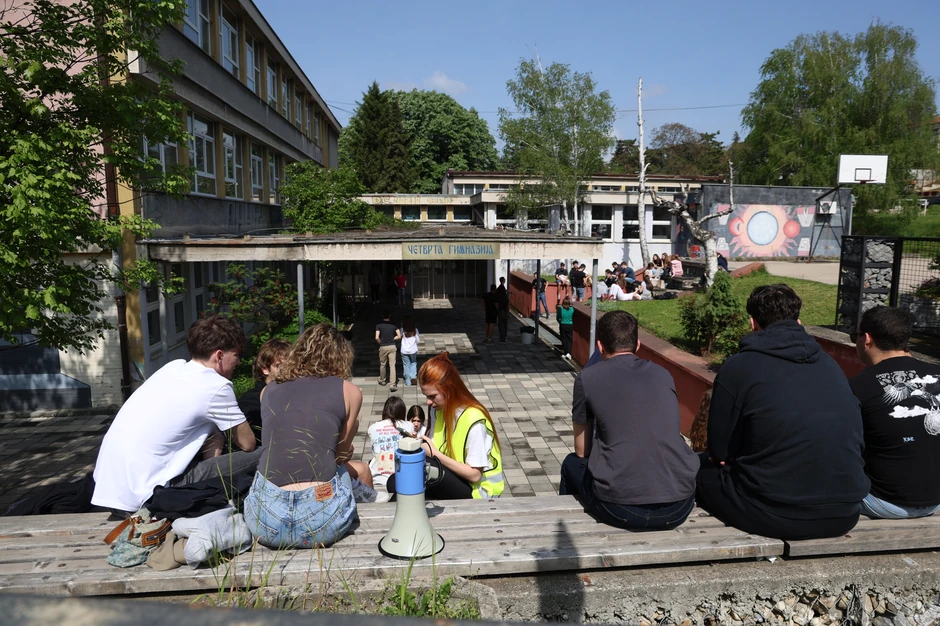 Učenici sede u dvorištu gimnazije