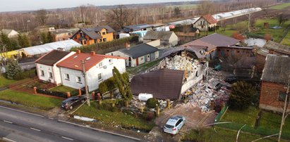 Mokra Prawa pod Skierniewicami. Mieszkańcy chcą jak najszybciej zapomnieć mijający rok. Wybuch gazu, tragiczny wypadek... Same nieszczęścia. Czy to klątwa?...