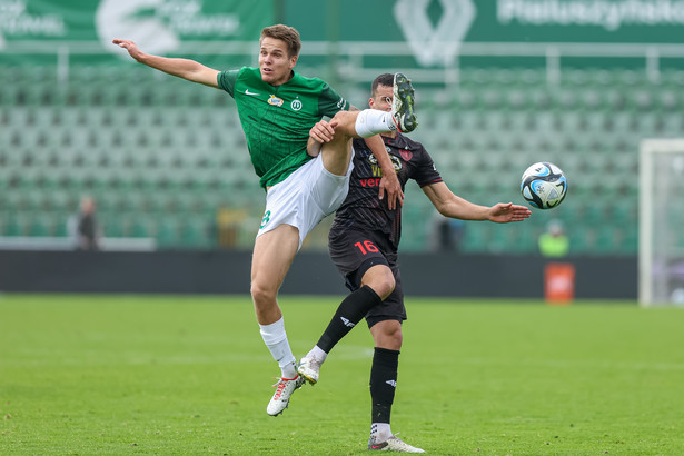 Zawodnik Warty Poznań Niilo Maenpaa (L) i Patryk Dziczek (P) z Piasta Gliwice podczas meczu 13. kolejki piłkarskiej Ekstraklasy