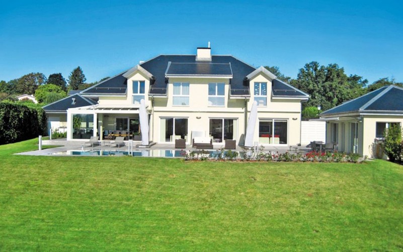 W Genewie na 7,3 mln euro (równowartość ponad 30 mln zł) wyceniono natomiast dom o powierzchni 400 m kw. z piwnicą o niemal identycznej powierzchni. Na dom składa się 6 sypialni, pokój dzienny z kominkiem oraz kuchnia. Budynek otacza działka o powierzchni 2100 m kw. z basenem i garażem.
<br><br>
(fot. Proprietes de France)