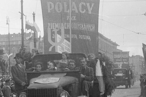 Pochód pierwszomajowy na warszawskim Nowym Świecie, 1 maja 1947 r.