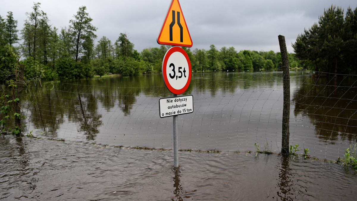 Ciągle monitorujemy sytuację związaną z pogodą; gminy są świadome tego, że w razie potrzeby trzeba będzie przenieść lokale wyborcze - zapewnia szefowa Krajowego Biura Wyborczego Magdalena Pietrzak. Jak podkreśliła, dopiero po rozpoczęciu niedzielnego głosowania będzie wiadomo, gdzie zaszła taka potrzeba.