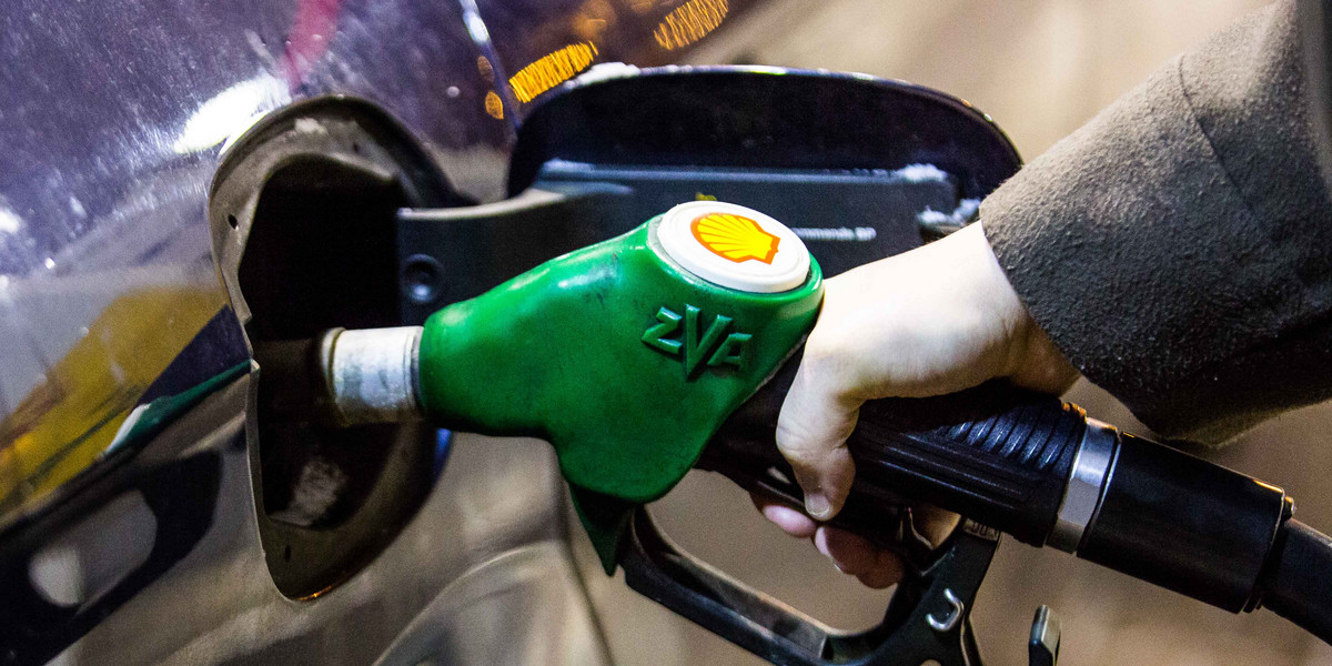 Premier zapowiedział, że dzięki propozycjom rządu cena benzyny spadnie o 20-30 gr na litrze.